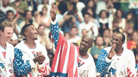 Victory. Michael Jordan (zweiter von rechts) feiert mit seinen Teamkollegen Larry Bird (links), Scottie Pippen und Clyde Drexler (rechts) die Goldmedaille von Barcelona. 
