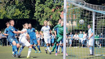 Das ging gut los. Zum Saisonstart in der Oberliga siegten die Zehlendorfer (in blau) 2:1 beim SC Staaken. 