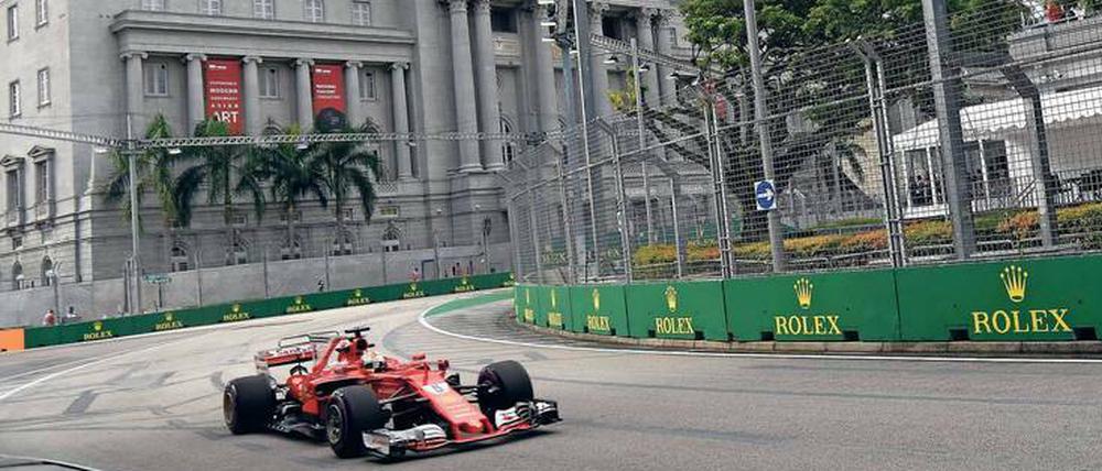 Blick für das Besondere. Sebastian Vettel verfügt über ein extrem großes Aufnahmepotenzial. So konnte er auch während des Trainings für den Großen Preis von Singapur viele wichtige Dinge wahrnehmen, ohne sich ablenken zu lassen. Foto: Roslan Rahman/AFP