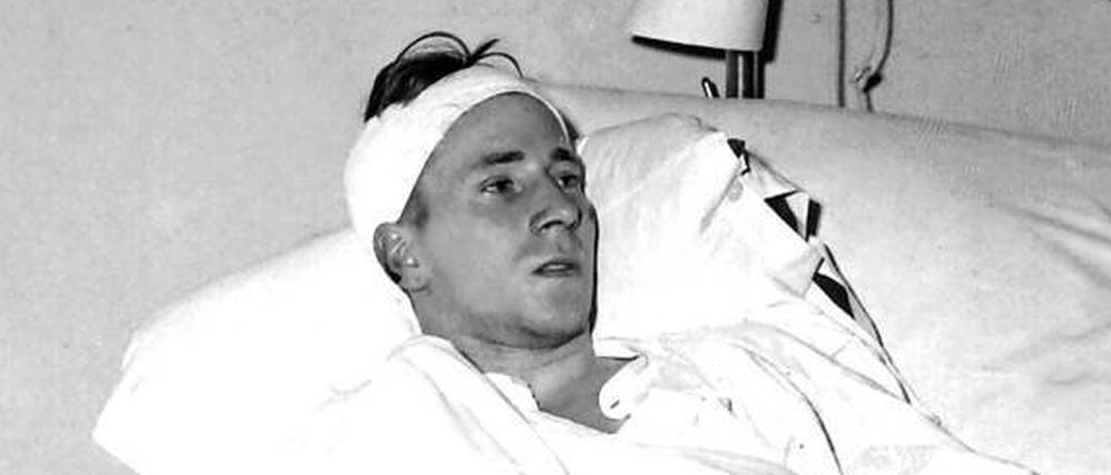 Bobby Charlton überlebt den Flugzeugabsturz 1958 verletzt in einem Krankenhaus in München.