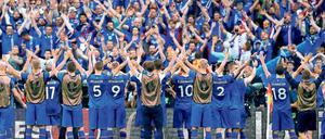 Alle für ein Land. Die isländischen Fußballer überraschten nicht nur bei der EM 2016, sondern qualifizierten sich auch erstmals für ein WM-Turnier. 