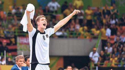 Ein Hüne für mehr Halt. Der 2,10 Meter große Finn Lemke ist vom Bundestrainer für die Handball-EM nachnominiert worden. 