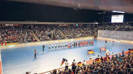 Insgesamt gibt es in der Max-Schmeling-Halle an fünf Tagen 80 WM-Spiele. Die vier letzten finden am Sonntag statt. 