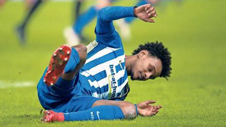 Bruchlandung. Hertha und Valentino Lazaro wollten hoch hinaus – und kassierten gegen Mainz eine bittere Niederlage. Foto: Hilse/dpa