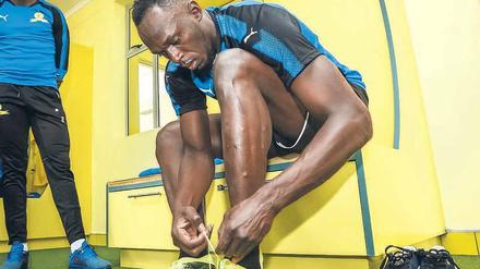 Fußballschuhe statt Spikes: Bei einem Probetraining für einen südafrikanischen Erstligisten zeigte Bolt bereits sein Können. 