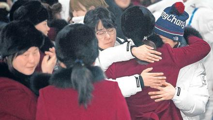 Beim Abschied der nordkoreanischen Spielerinnen von ihren südkoreanischen Teamkolleginnen flossen zahlreiche Tränen. 