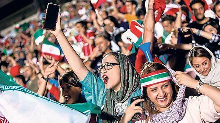 Neue Freiheit. Iranerinnen jubeln im Fußballstadion.