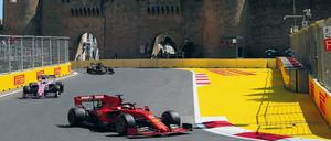 Schein und Sein. Ganz so beschaulich wie die Stadtmauern nimmt sich der Kurs in Baku nicht aus. 2017 produzierte Sebastian Vettel (vorne) die Schlagzeilen, als er Lewis Hamilton absichtlich in die Seite fuhr. 