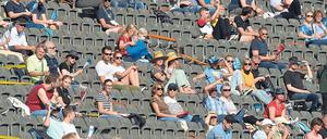 Platz an der Sonne. 3500 Fans durften zum Istaf ins Olympiastadion. Foto: S. Stache/dpa