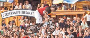 Den BMX-Fahrer im Blick, den Biergarten im Rücken. Die European Championships wollten den Zuschauern nah sein. Die Sportler genossen das. 