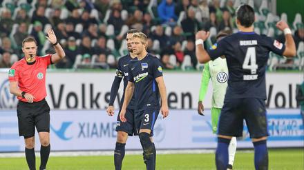 Fertig machen zum Jubeln. Schiedsrichter Robert Kampka nimmt ein Tor der Wolfsburger zurück, die Spieler von Hertha BSC registrieren es mit Wohlwollen. 