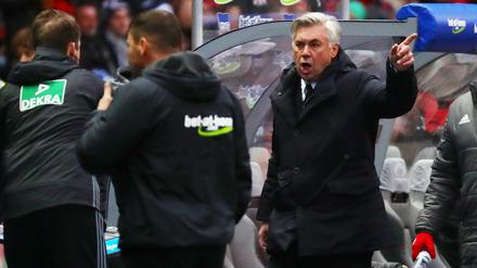 Carlo Ancelotti (re.) ließ sich mitreißen von den Emotionen beim Spiel zwischen Hertha und Bayern. Der Trainer der Münchner kam nach einer obszönen Geste aber mit einer Geldstrafe davon.