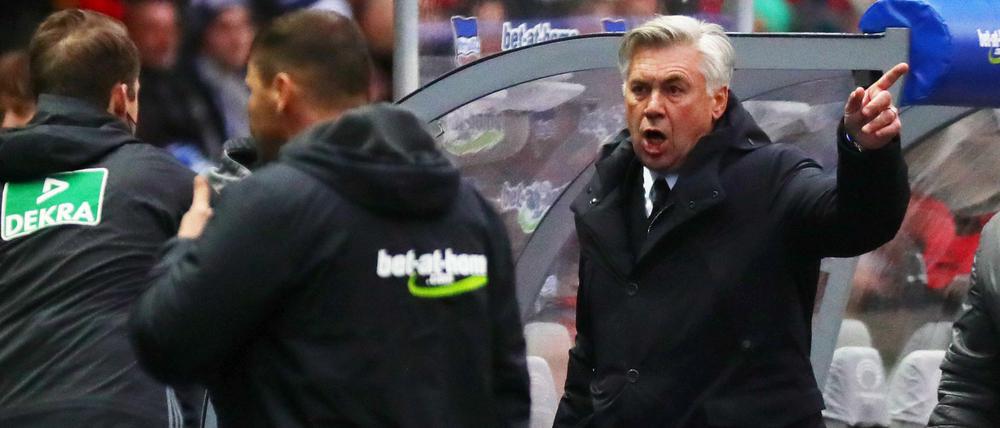 Münchens Trainer Carlo Ancelotti zeigte Herthas Fans den Mittelfinger.