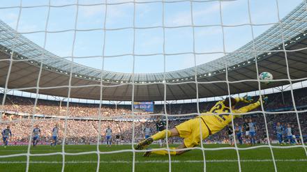  Schalkes Leon Goretzka verwandelte einen Elfmeter. 