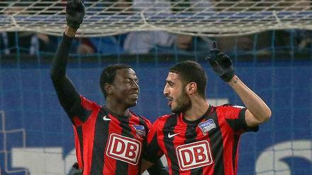 Grund zur Freude: "Schlüsselspieler" Adrian Ramos (l.) und "Spielmacher" Tolga Cigerci gewinnen mit Hertha BSC beim Hamburger SV 3:0.