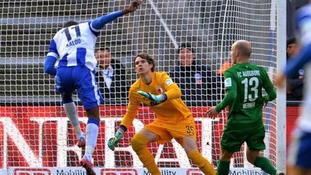 Starke Szenen: Herthas Salomon Kalou hatte schon vor seinem Tor starke Szenen gegen die Abwehr des FC Augsburg um Torwart Marwin Hitz.