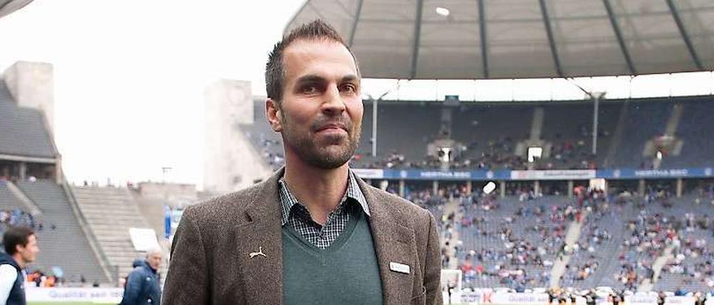 Zuversicht sieht anders aus. Hoffenheims Trainer Markus Babbel vor dem Spiel im Berliner Olympiastadion.