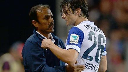 Nach seinem Platzverweis in Freiburg wird Nico Schulz (re.) seinem Trainer Jos Luhukay zwei Spiele lang fehlen. Diese Strafe setzte der DFB am Dienstag fest.