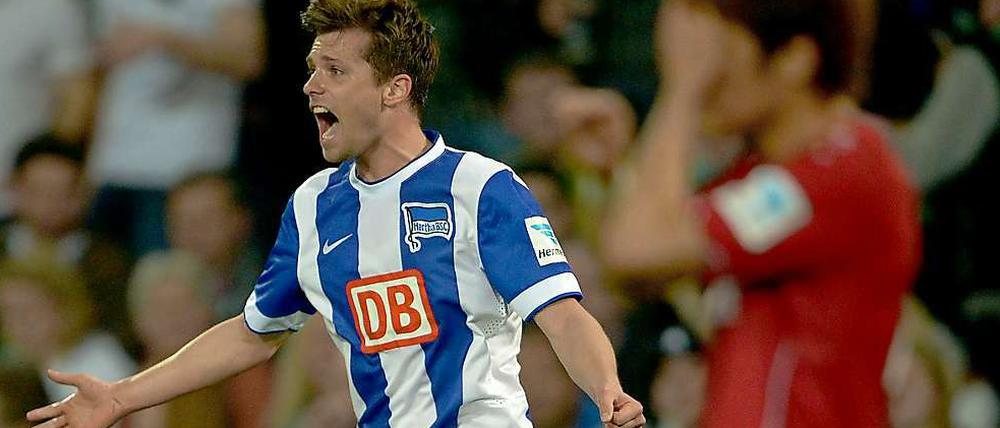 Herthas Valentin Stocker bejubelt seinen Treffer zum 1:1 gegen Hannover 96.