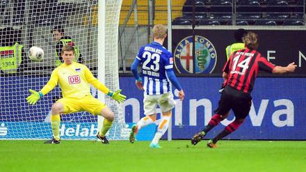 1:0: Frankfurts Alex Meier (rechts) erzielt den Siegtreffer.