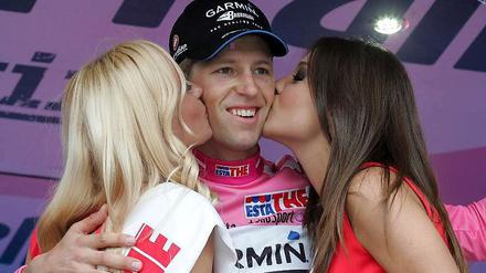 Kusskuss. Der kanadische Radrennfahrer Ryder Hesjedal nach seinem Sieg bei der 95. Giro d'Italia im vergangenen Jahr.