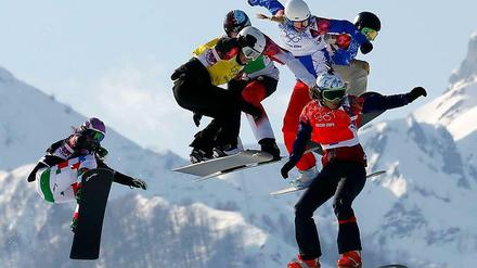 Völlig losgelöst. Die Snowboardcrosser heben im Finale ihres Wettbewerbs im wahrsten Wortsinne ab. Die spätere Olympiasiegerin Eva Samkova ist schon ganz vorn.