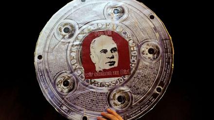 Steuerhinterziehung? Meisterschaft! Die Bayern-Fans und auch Trainer Pep Guardiola stehen zu Uli Hoeneß, dem gefallenen Präsidenten des FC Bayern München.