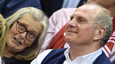 Ex-Bayern-Präsident Uli Hoeneß als Freigänger und seine Frau Susi bei einem Basketballspiel im vergangenen Oktober.
