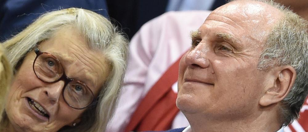 Ex-Bayern-Präsident Uli Hoeneß als Freigänger und seine Frau Susi bei einem Basketballspiel im vergangenen Oktober.