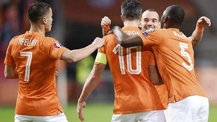 Welt lass dich umarmen: Wesley Sneijder (2.v.r.) und die Niederländer feiern das 6:0 gegen Lettland.