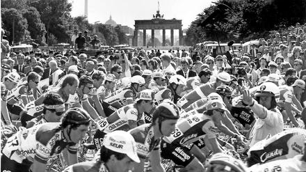 Als das Brandenburger Tor noch zu war. Das Feld der Fahrer bei der Tour 1987 in Berlin.