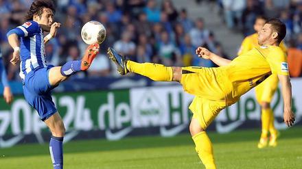Ausgeglichenes Spiel: Herthas Hosogai (l.) im Zweikampf mit Hoffenheims Volland.