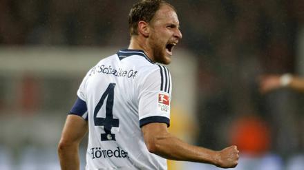 Sieht Nachwuchsspieler eher kritisch: Schalke-Kapitän Benedikt Höwedes.