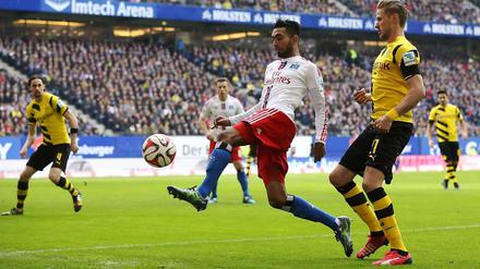 Hamburgs Mohamed Gouaida und Dortmunds Oliver Kirch (re) kämpfen um den Ball.