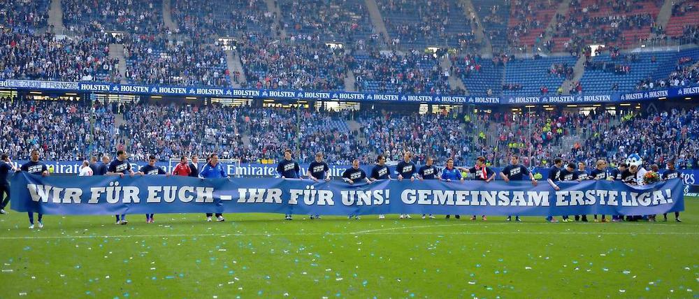 Mit einem Spruchband bedankten sich die Spieler des HSV für die Unterstützung der Anhänger im Abstiegskampf.