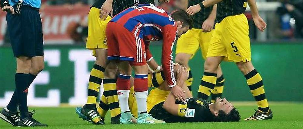 Sorge um den Weltmeister: Mats Hummels musste im Bundesliga-Topspiel gegen Bayern München in der Halbzeit ausgewechselt werden.