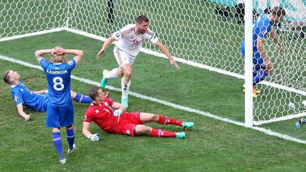 Spätes Glück für Ungarn, viel Pech für Island. Durch ein Eigentor von Saeversson (ganz links) schafft Ungarn noch das 1:1.