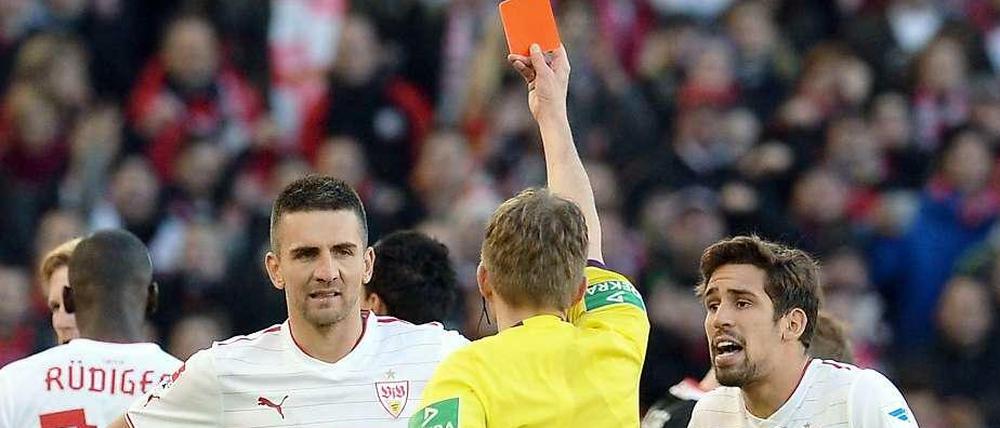 Du bist raus! Stuttgarts Vedad Ibisevic sieht die Rote Karte, seine Mannschaft geht erneut unter. 