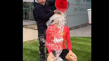 Darren Fletcher von Manchester United macht den "Ice Bucket Challenge"