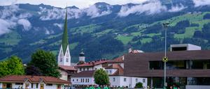 Zahlreiche Fußballvereine halten ihre Trainingslager mittlerweile in den österreichischen Alpen ab. Davon hat sich der Autor inspirieren lassen.
