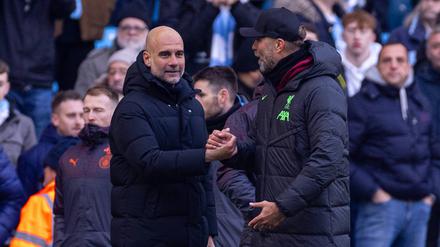 Am Sonntag trifft Manchester City mit Pep Guardiola (li.) auf Jürgen Klopp und den FC Liverpool. Es ist das 30. Duell der beiden Trainer.  
