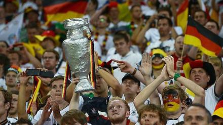 Holt den Pokal her! Deutsche Fans hoffen auf die EM 2024.