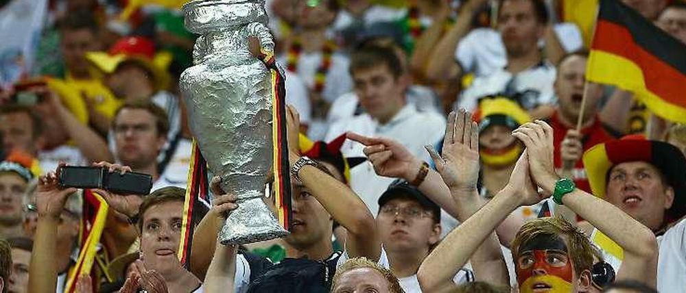 Holt den Pokal her! Deutsche Fans hoffen auf die EM 2024.