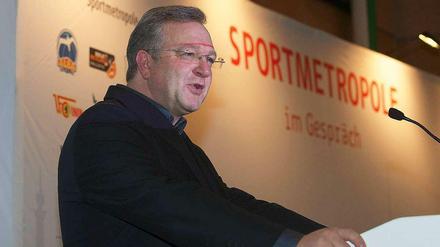 Frank Henkel, 50, ist seit Dezember 2011 Bürgermeister und Senator für Inneres und Sport des Landes Berlin. Bei den Koalitionsverhandlungen auf Bundesebene führte er die Delegation der CDU beim Thema Sport an.