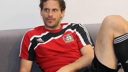 Runter von der Couch! Der Ex-Leverkusener Manuel Friedrich muss wohl bald wieder gegen den Ball treten.