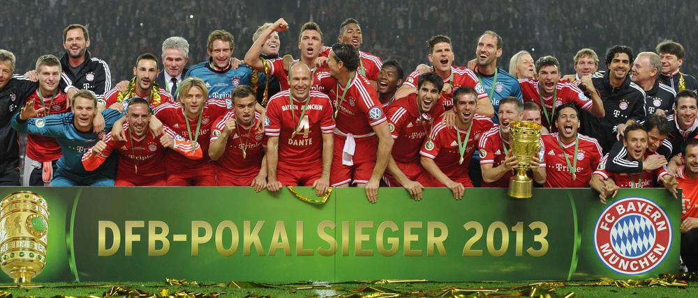 Alle Jahre wieder.... bejubeln Nicht-Berliner Teams im Olympiastadion den DFB-Pokal-Sieg - so wie im vergangenen Jahr der FC Bayern. 