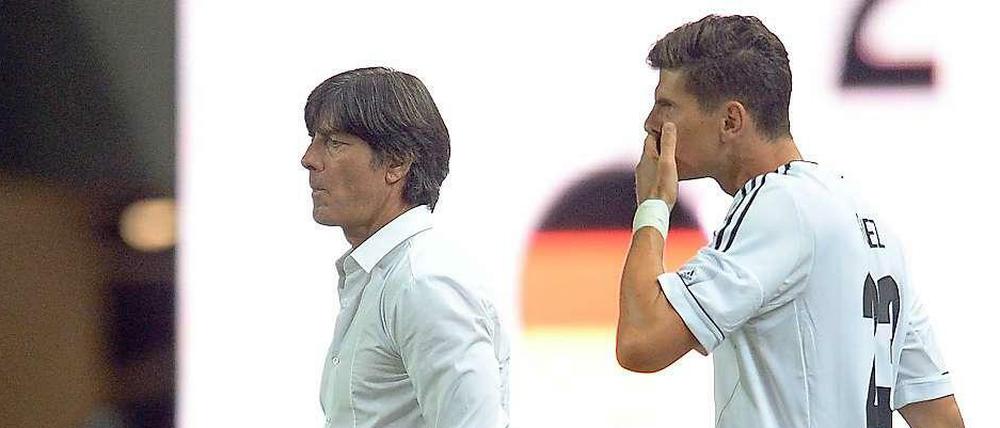 Der Fußball-Bundestrainer (l.) hat Stürmer Mario Gomez (r.) und Torwart René Adler nicht für die Weltmeisterschaft in Brasilien nominiert