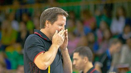 Acht Monate nach der Basketball-EM scheint Bundestrainer Frank Menz doch noch vom desaströsen Turnier seiner Mannschaft eingeholt worden zu sein. 