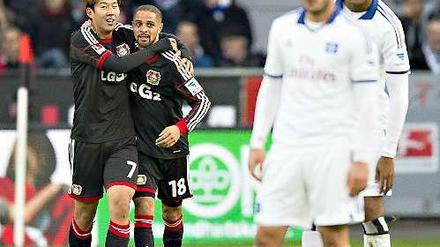 Jubel der Ex-Spieler: Die Leverkusener Heung-Min Son und Sydney Sam feiern einen 5:3-Sieg über ihren ehemaligen Klub aus Hamburg.