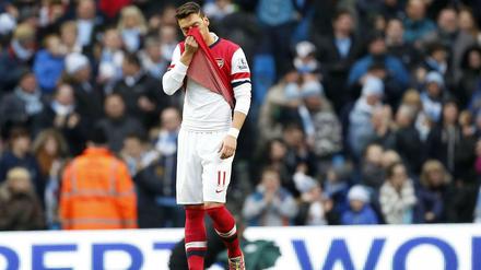Mit hängenden Schultern. Özil muss den Unmut der Arsenal-Fans ertragen.